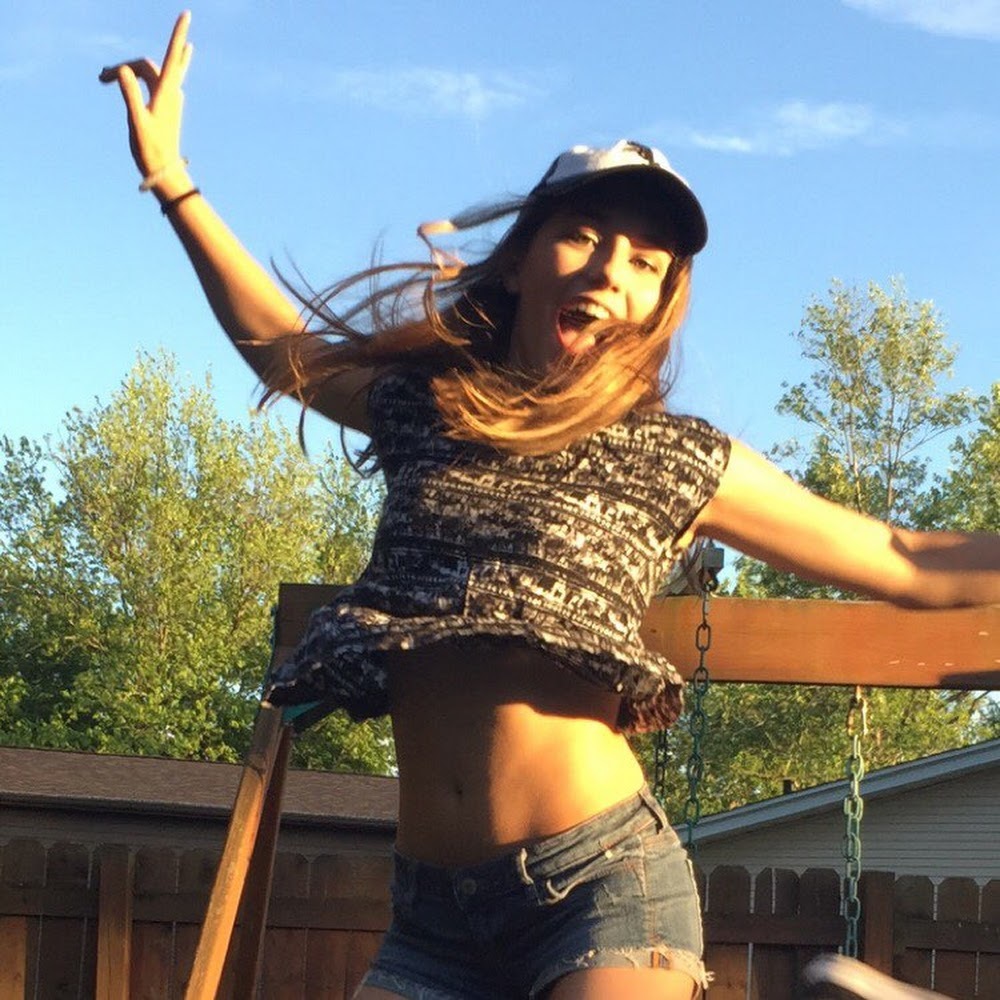 Meet your Posher, Mia